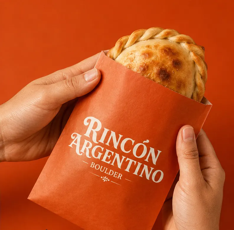 Rincón Argentino: Photo 02 hands holding bag orange